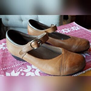 Dansko Women's Tan Mary Jane Shoes